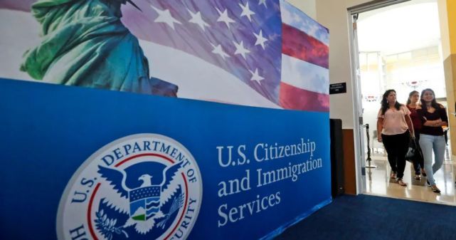 美国有900万绿卡未入籍，拜登推新措施，鼓励移民加入公民